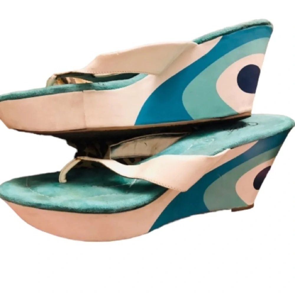 𝅺Carlos Santana size 10 white & aqua thong  shades of blue platform wedge